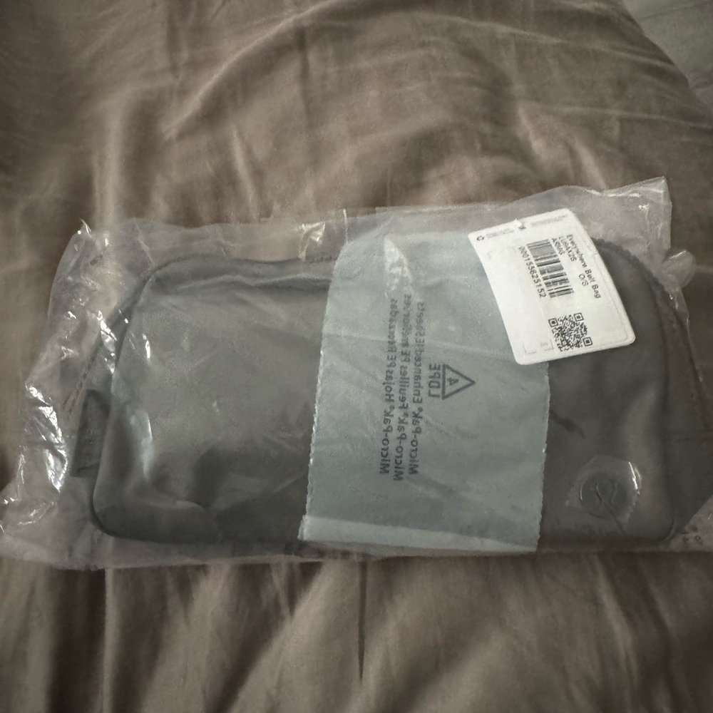 Lululemon belt bag army green 1L